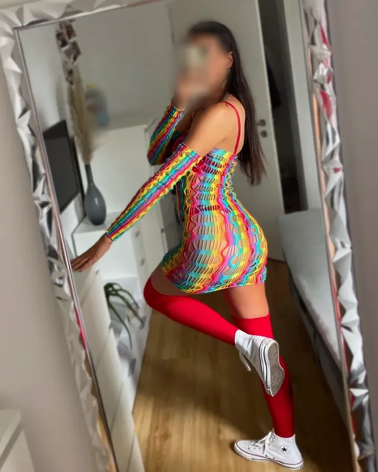 Dina, 24