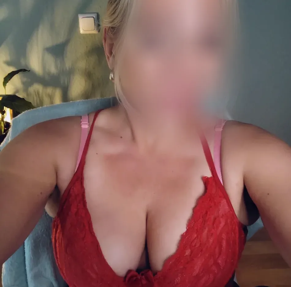 Holly, 37