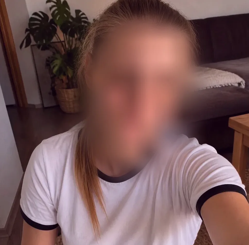 Isobel, 21
